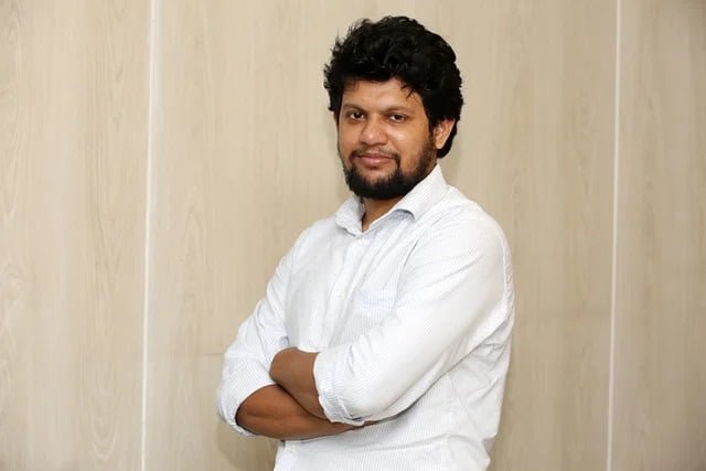 বড় শয়তান এখনো কাঁধে শ্বাস ফেলছে: তথ্য উপদেষ্টা