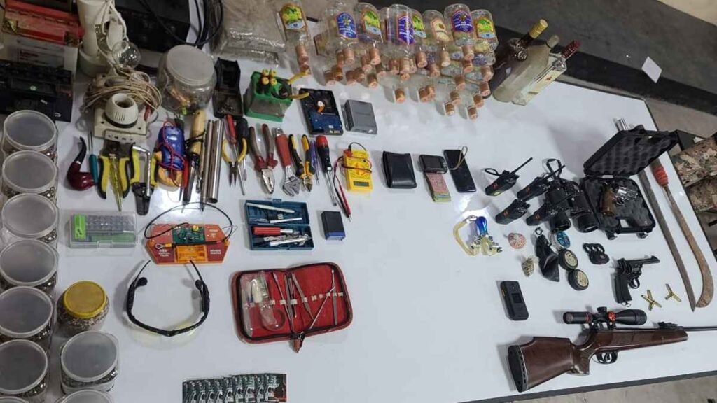 কোচিং সেন্টারের আড়ালে গোপন অস্ত্রভাণ্ডার, আ. লীগের প্রেসিডিয়াম সদস্যের চাচাতো ভাইসহ তিনজন গ্রেফতার