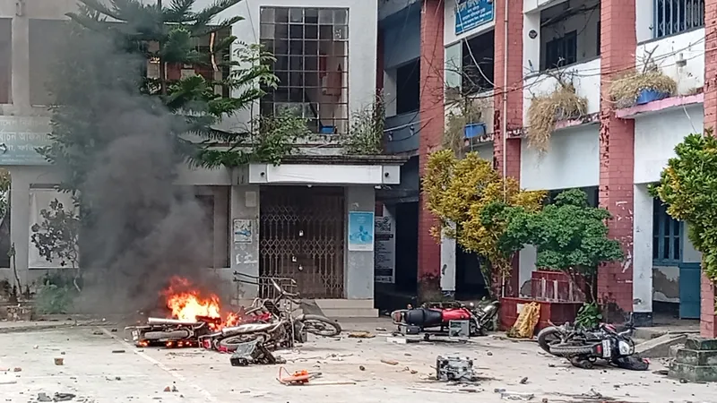 ভাঙ্গায় আসন পরিবর্তন বিতর্কে উত্তাল জনতা: থানা-উপজেলা ঘেরাও, ভাঙচুর-অগ্নিসংযোগ
